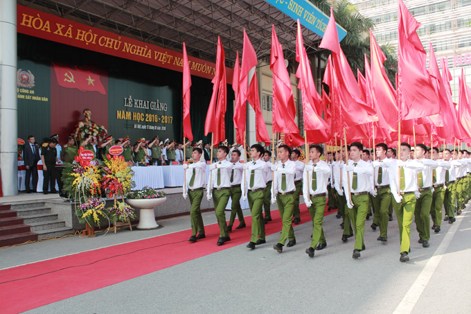 Đội hồng kỳ Học viên CSND diễu binh chào mừng Lễ khai giảng